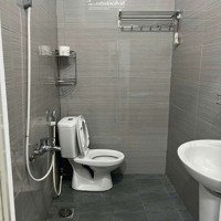 Cho Thuê Nhà Có Sân Đậu Oto. 2 Phòng Ngủ2 Tolet Chỉ 8, 4 Triệu 1 Tháng.