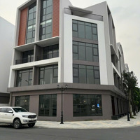 Cho Thuê Shophouse Góc 3 Thoáng, Tổng Diện Tích Sàn Xây Dựng Lên Đến 525 M2, Ngay Cạnh Sông Venice