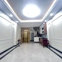 Cần bán gấp nhà mới ở ngay phố Cầu Giấy 40m2, 6T, lô góc, thang máy