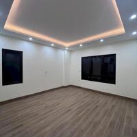 Cần bán gấp nhà mới ở ngay phố Cầu Giấy 40m2, 6T, lô góc, thang máy,