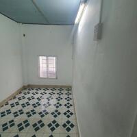 Cho thuê nhà 2 tầng đường Hoàng Diệu, ngay cầu Rồng, 2PN, 50m2, giá siêu rẻ