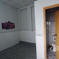 Phòng Thoáng Có Cửa Sổ, Wc, Máy Lạnh - Quận Sát Quận 1,5