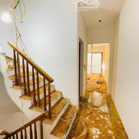 Bán Nhà Phố Ái Mộ, Diện Tích: 35M 5 Tầng Nhỉnh 5 Tỷ Ở Luôn
