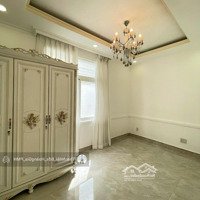 Cho Thuê Biệt Thự Sân Vườn Phú Mỹ Hưng, Cạnh Công Viên, Đầy Đủ Nội Thất,4 Phòng Ngủ, Chỉ 40 Triệu/Tháng