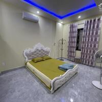 Cho thuê nhà 5 phòng ngủ phố Văn Cao, DT: 60m2 lô góc.