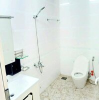 Căn hộ ban công 30m2, nội thất cơ bản, máy giặt riêng gần Vòng Xoay Hàng Xanh