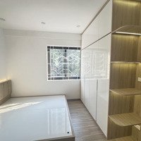 Nhỉnh 3 T.ỷ Có Nhà 80M2.
-Có 3 Ngủ Riêng Biệt, Tất Cả Các Phòng Ngủ Đều Có Cửa Sổ -3Ty Nhỉnh