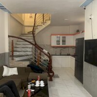 Cho thuê nhà riêng 4 tầng 35m2 Cổ Linh, Thạch Bàn Long Biên. Giá: 8 triệu/tháng. LH: 0946 204 597