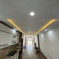 Cho Thuê Văn Phòng Giá Tốt Chỉ 15 Triệu Tại Phố Duy Tân, 100M2 Sẵn 2P; Ô Tô Đỗ Cửa