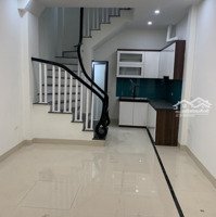 Cho Thuê Nhà Riêng 5 Tầng Việt Hưng. 35M2. Giá: 12 Triệu/Tháng. Liên Hệ: 096.787.3362