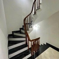 Lệ Mật.(Việt Hưng).Long Biên Hn. Lô Góc. Diện Tích 40M2.Mặt Tiền 4.5M. Đường Trước Cửa 4M. Oto Đỗ.