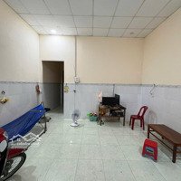 Bán Nhà Sổ Hồng Riêng. Gầntrung Tâm Thương Mạivincom Tp. Dĩ An. Diện Tích: 70.4M2. Bao Gồm 2 Pn. Giá: 2.5 Tỷ Tl