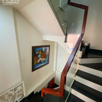 Cắt Lỗ 2 Tỷ. Nhà Ngay Trung Tâm Q.3 Cực Rẻ. 38M2. Ngang Khủng 5.5M. 4 Tầng. 4 Phòng Ngủ Giá Bán 6 Tỷ 4