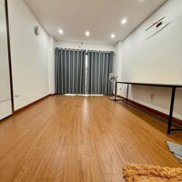 Bán nhà Nguyễn Đình Hoàn, Cầu Giấy 8 tỷ, 40 m2 5tầng thang máy vi vu