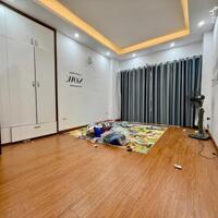 Bán nhà Nguyễn Đình Hoàn, Cầu Giấy 8 tỷ, 40 m2 5tầng thang máy vi vu