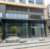 Cho Thuê Shophouse Mặt Phố Lạc Long Quân. Mặt Tiền 8M. Trần Cao 7.2M. Có Thể Làm Tầng Lửng. Giá Tốt