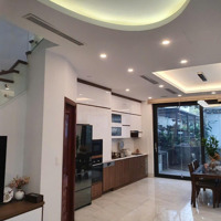 Biệt Thự Hạng Sang Cho Thuê Ở Vinhomes Thăng Long, 180M Gần Hồ, Nội Thất Cao Cấp, Giá Chỉ 28 Triệu