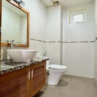 Cho thuê văn phòng tầng lửng 40m2, có nhà toilet riêng, giá chỉ 9 triệu/tháng.