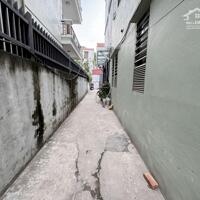 Chính chủ bán 45,3m2 đất Ngõ 83 Kẻ Tạnh, Giang Biên. Cách 50m ra chợ Quán Tình & trường Chu Văn An