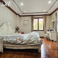 Cần Bán Biệt Thự Khu Bờ Sông Bến Tàu Thủy Đường Trần Não, Bình An, Quận 2 .Dt : 24X15 , Giá Bán 72Ty