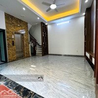 Chỉ Hơn 6 Tỷ, Lô Góc 6 Tầng 38M2, Thang Máy, Ở Luôn Tại Trung Tâm Việt Hưng, Long Biên