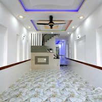 Bán Nhà Giáp Bên Hội Trường Đông Hoà - Dĩ An -Bình Dương Diện Tích: 60M2 Giá Bán 4.3 Tỷ Liên Hệ 0975339699