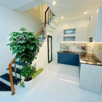 Hoàng Cầu, 35M2, Hơn 7 Tỷ, Nhà Đẹp Ven Hồ, Oto Đỗ. Tương Lai Phố Đi Bộ.