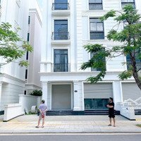 Bán Căn Nhà Phố Sân Vườn Khu Biệt Thự Vinhomes Grand Park Quận 9 Giá Hợp Lý Đầu Tư. Liên Hệ: 0916111163