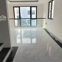 Lô Góc - Sát Đường Lớn - Nhà Mới Tinh. Bán Nhà 6 T Lô Góc.diện Tích40M . Ngõ 195 Phúc Lợi Long Biên. G