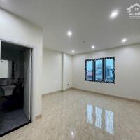 Chính chủ cần bán 32m2 nhà 4,5 tầng, cách 100m ra đường Hồng Tiến. Ô tô đỗ cửa, thang máy