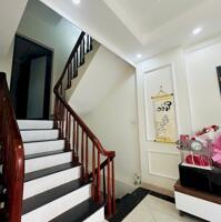 Cho thuê nhà 5 tầng Cổ Linh, Thạch bàn. 35m/sàn. Giá 9 triệu. Lh: 0984373362