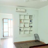 Cho thuê căn hộ tập thể tầng 5 Đầm Trấu, 50m2, 3 ngủ, 7tr2 - vào ngay