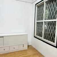Cho thuê căn hộ Tầng 2 Tập thể  Phố Hàng Quạt 60m2, 2 ngủ,  Full đồ, 9 Triệu/tháng.