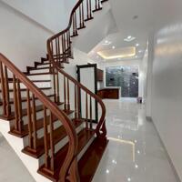 Bán nhà ba tầng 60 mét vuông hướng Tây làm đẹp long lanh Quang Trung