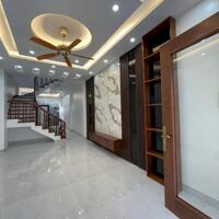 Bán nhà ba tầng 60 mét vuông hướng Tây làm đẹp long lanh Quang Trung