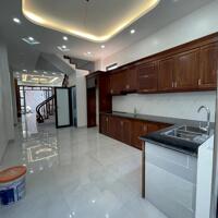 Bán nhà ba tầng 60 mét vuông hướng Tây làm đẹp long lanh Quang Trung