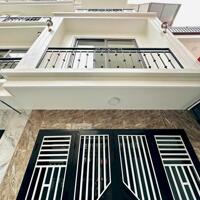 Bán gấp nhà riêng ở phố Ngũ Nhạc, quận Hoàng Mai ô tô đỗ cửa, hạ giá rẻ