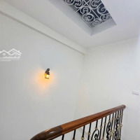 Cho Thuê Nhà Nguyên Căn Tại Phố Trạm - 3 Phòng Ngủ- Đầy Đủ Nội Thất - Nhà Mới Kính Koong - Gần Trường Chợ