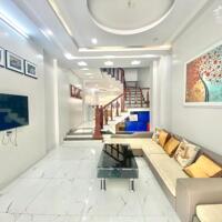 Cho thuê nhà 5 p.ngủ khép kín phố Văn Cao, DT: 80m2.