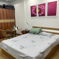 Cho thuê nhà 5 p.ngủ khép kín phố Văn Cao, DT: 80m2.