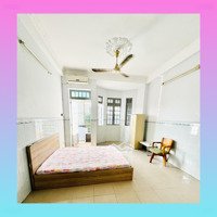 Phòng Ban Công Rộng Rãi - Tiện Ích Đầy Đủ, Giá Mềm!
