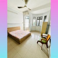 Phòng Ban Công Rộng Rãi - Tiện Ích Đầy Đủ, Giá Mềm!