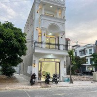 Hàng Cực Hiếm Ngang 5M, 2 Mặt Tiền, Đang Hoàn Thiện 90% Sát Vincom Dĩ An. Mặt Tiền 8M, Pháp Lý Sạch
