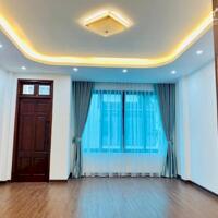 Bán nhà Văn Cao, Ba Đình, dt 50m, gần phố, phân lô, ô tô vào nhà. Giá 16.3 tỷ