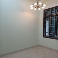 Cho thuê nhà riêng phố Nguyễn Ngọc Vũ, Cầu Giấy, 35m2, 5 tầng, nhà đẹp, ngõ thoáng