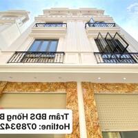 Hai căn nhà 4 tầng mới xây tại đường Hùng Vương, đối diện bến xe Thượng Lý, quận Hồng Bàng.