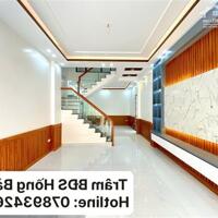 Hai căn nhà 4 tầng mới xây tại đường Hùng Vương, đối diện bến xe Thượng Lý, quận Hồng Bàng.