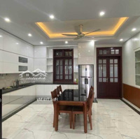 Cho Thuê Nhà Phân Lô Khu Vực Phố Đội Cấn, 80M2 X 5T, Ô Tô Đỗ Cửa. Giá Cho Thuê 23 Triệu/Tháng