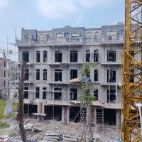 Vị Trí Tiềm Năng - Căn Xẻ Khe View Trường Học, Công Viên, Bãi Đậu Xe Cần Bán Nhanh