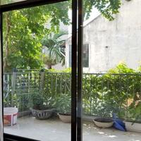 Cho thuê căn hộ 2PN, rộng 80m2 tại Hồ Ba Mẫu, Đống Đa, đủ đồ, ban công thoáng